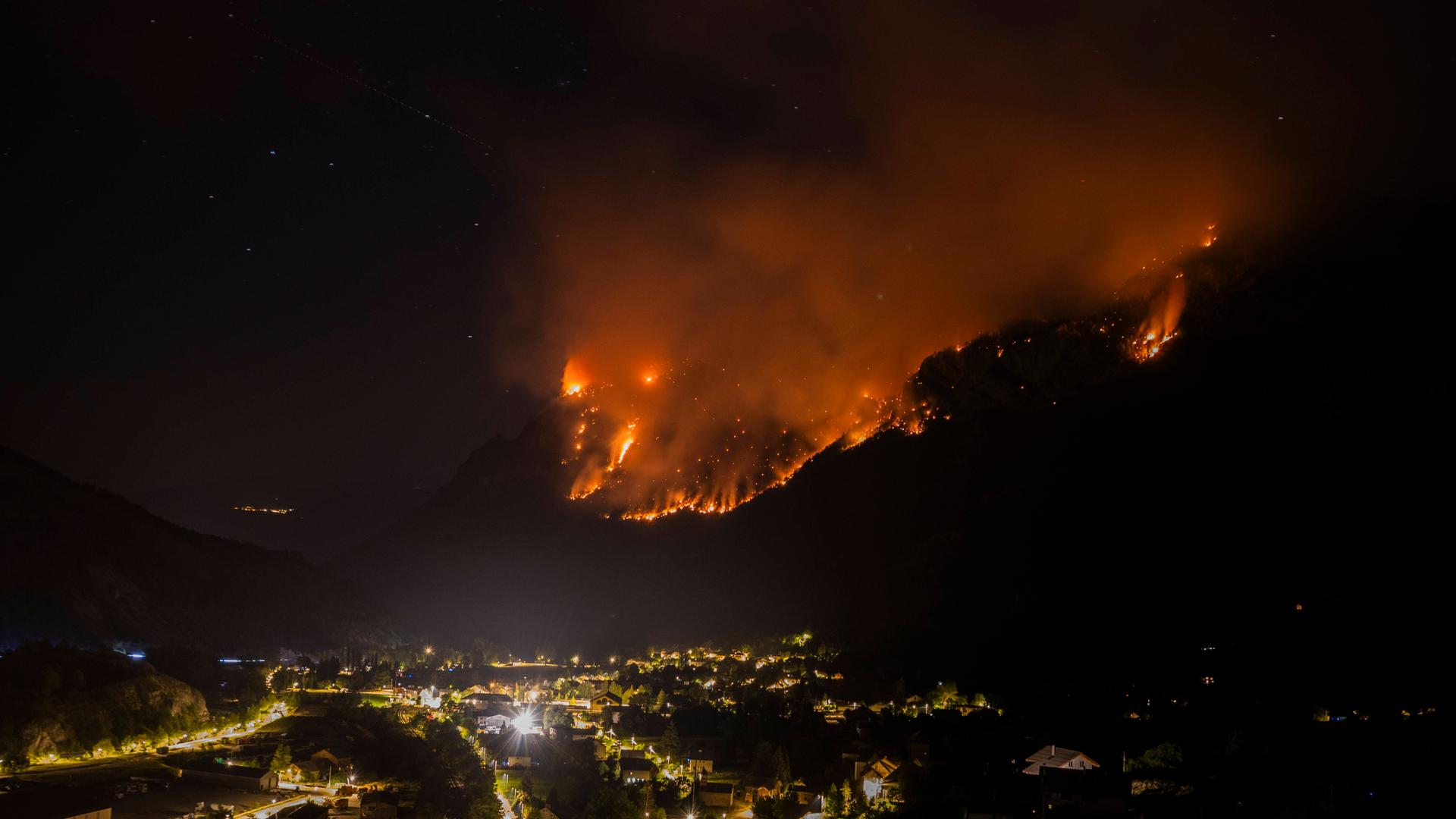 Die Landschaft brennt: Ein Feuer bei Argentiere la Bessee im Département Hautes-Alpes