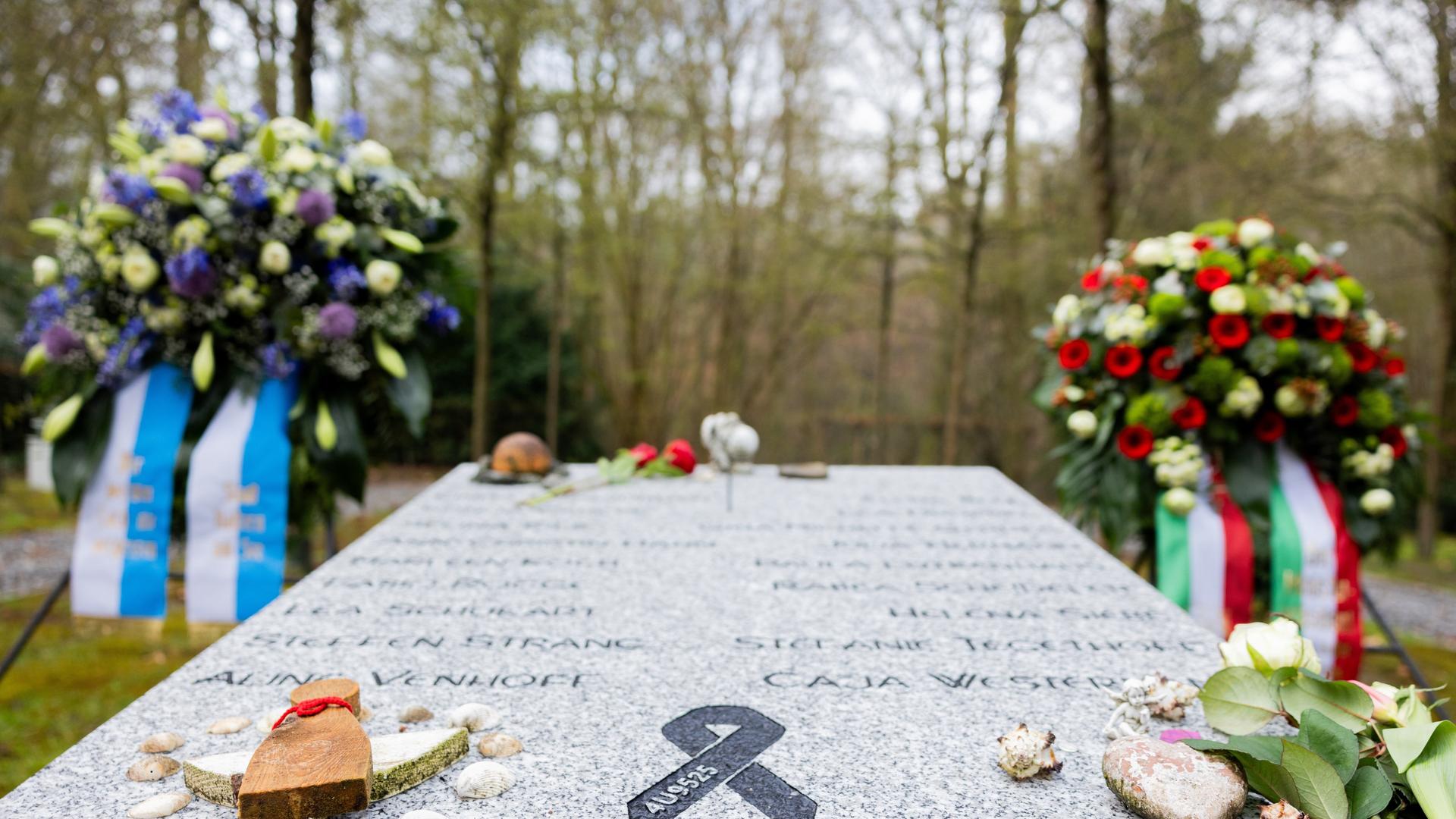 Grab- und Gedenkstätte für die Opfer des Absturzes der Germanwings-Maschine, im Hintergrund Kränze.
