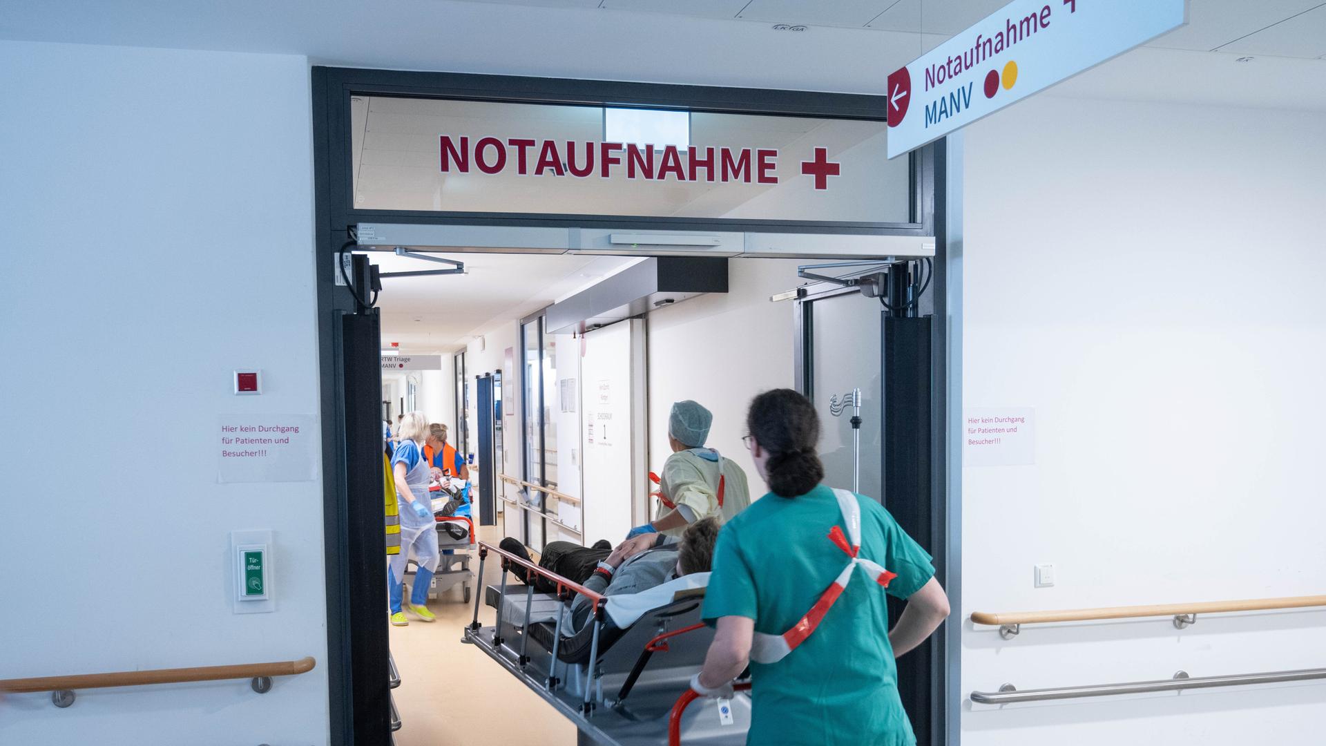 Simulation an der Rostocker Universitätsmedizin: Pflegekräfte und Ärzteteams schieben einen Patienten auf einer Liege in die Notaufnahme (05.04.2025) Simulation an der Rostocker Universitätsmedizin: Pflegekräfte und Ärzteteams schieben einen Patienten auf einer Liege in die Notaufnahme (05.04.2025)