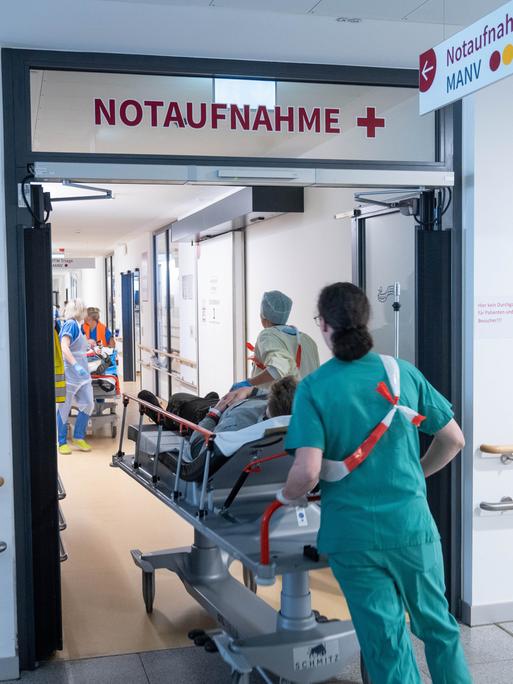 Simulation an der Rostocker Universitätsmedizin: Pflegekräfte und Ärzteteams  schieben einen Patienten auf einer Liege in die Notaufnahme (05.04.2025)