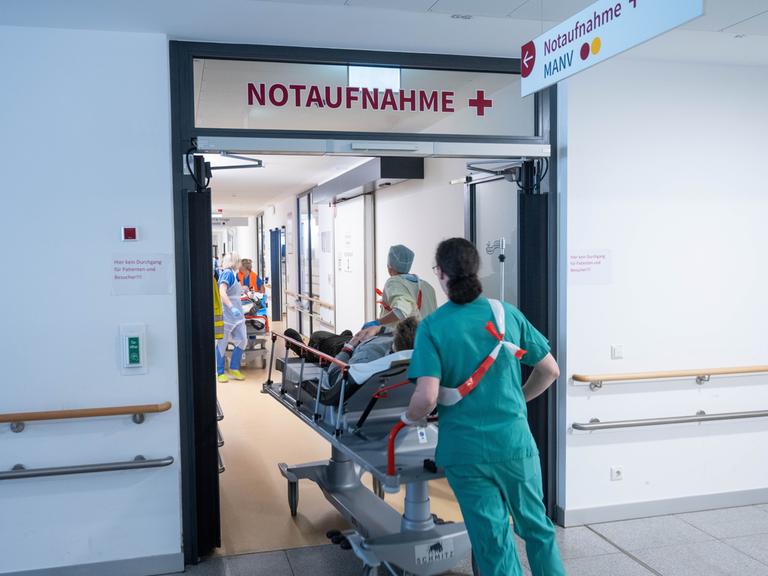 Simulation an der Rostocker Universitätsmedizin: Pflegekräfte und Ärzteteams  schieben einen Patienten auf einer Liege in die Notaufnahme (05.04.2025)