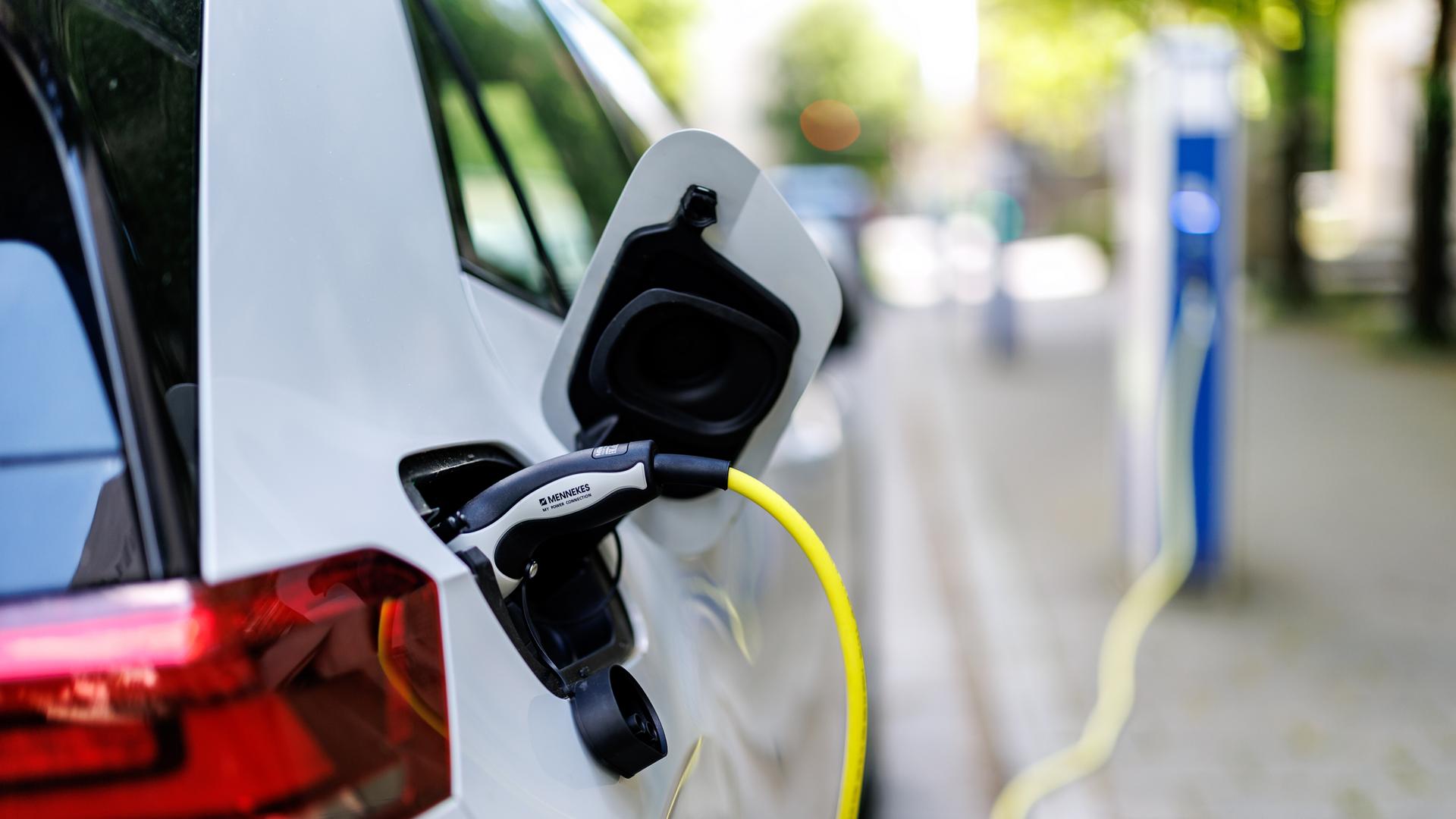 E.-Auto lädt