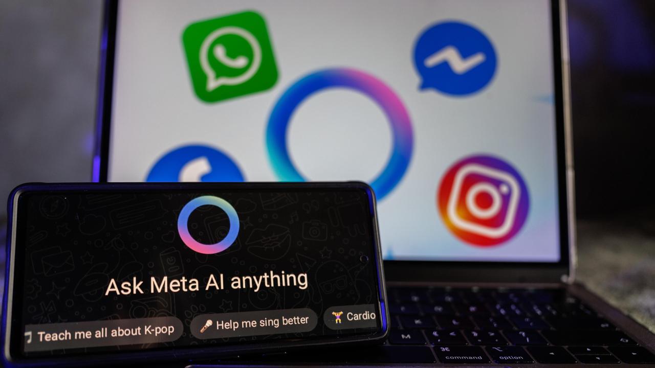 Ein Smartphone auf dem der KI-Assistent Meta-AI geöffnet ist