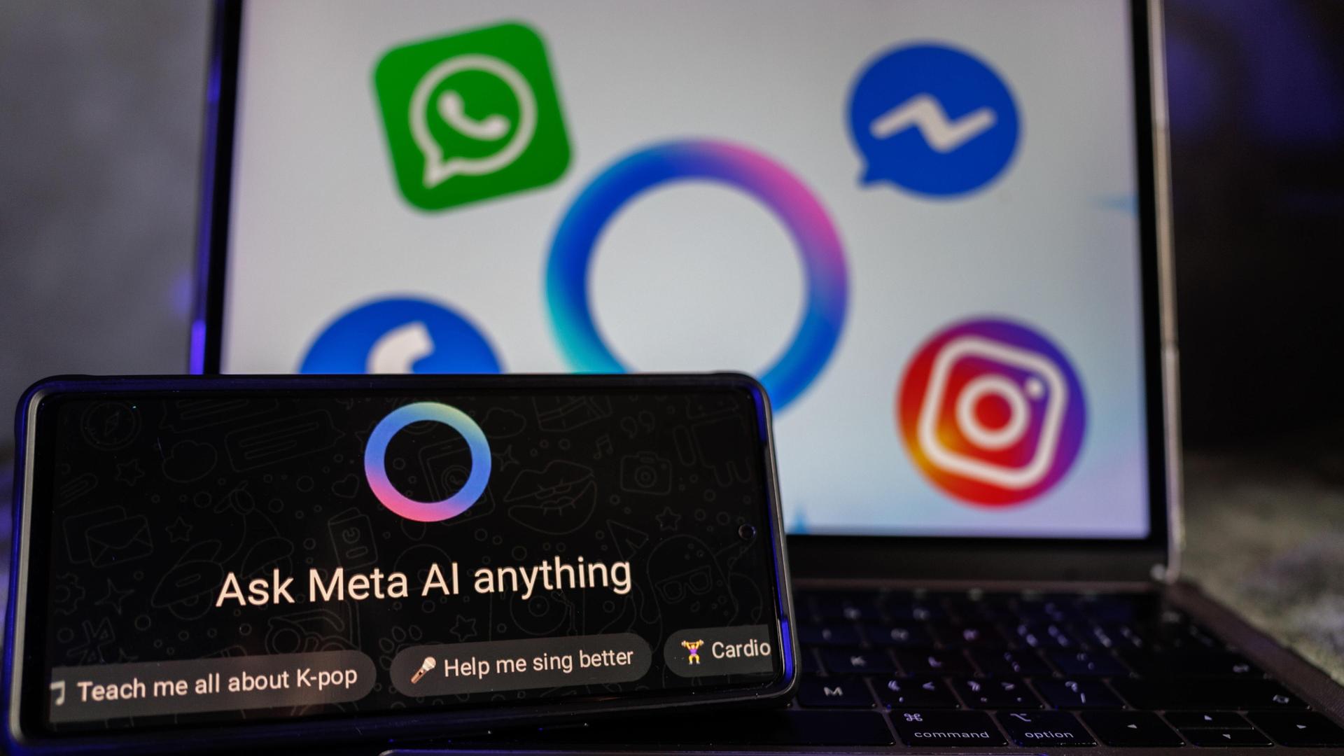Ein Smartphone auf dem der KI-Assistent Meta-AI geöffnet ist Ein Smartphone auf dem der KI-Assistent Meta-AI geöffnet ist