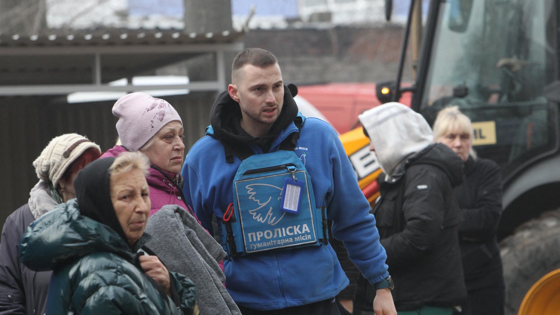 Ein Freiwilliger der humanitären Mission Proliska bleibt bei Einheimischen in Dnipro, Ukraine, die von einem russischen Drohnenangriff betroffen sind.
