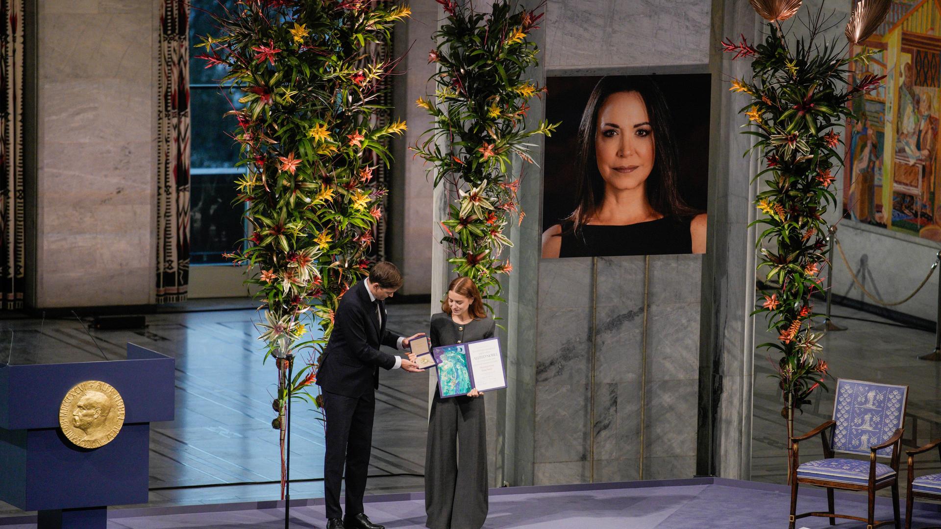 Die Tochter nimmt den Friedensnobelpreis im Namen ihrer Mutter, der venezolanischen Oppositionsführerin María Corina Machado entgegen (Oslo, 10.12.2025)