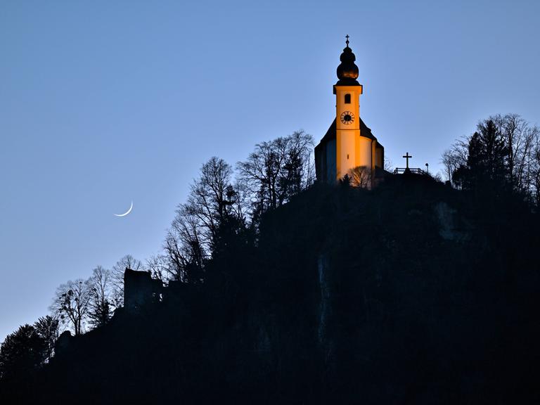 Die Wallfahrtskirche St.Pankraz steht auf dem Karlstein, einem Felsen, bei Bad Reichenhall und wird von der Abendsonne angestrahlt. Die Wallfahrtskirche St.Pankraz steht auf dem Karlstein, einem Felsen, bei Bad Reichenhall und wird von der Abendsonne angestrahlt.