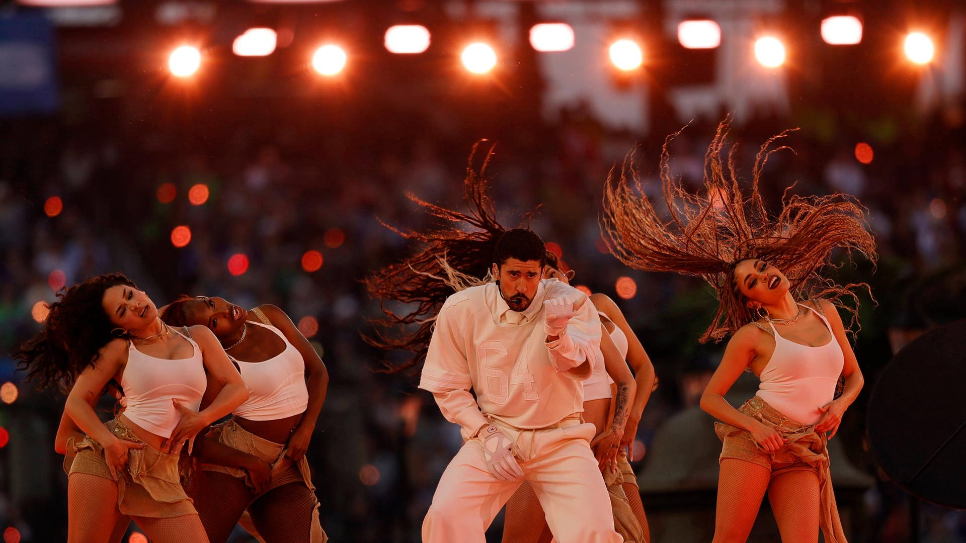 Bad Bunny auf der Bühne mit Tänzerinnen bei der Half Time Show beim Super Bowl