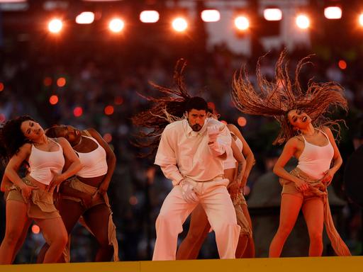 Bad Bunny auf der Bühne mit Tänzerinnen bei der Half Time Show beim Super Bowl