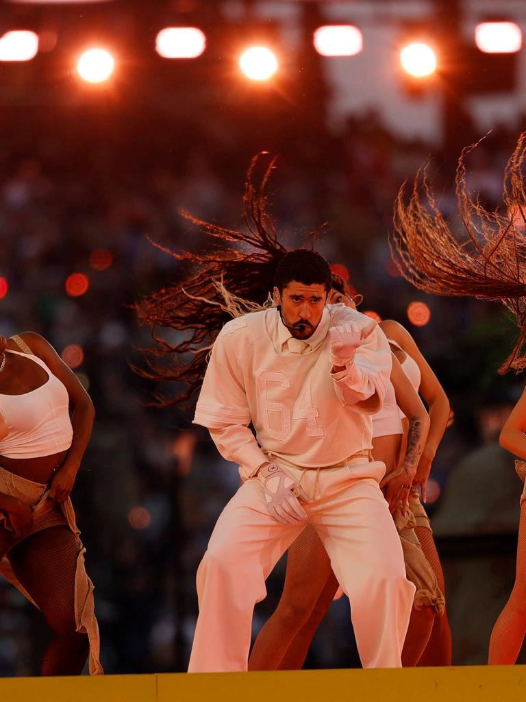 Bad Bunny auf der Bühne mit Tänzerinnen bei der Half Time Show beim Super Bowl