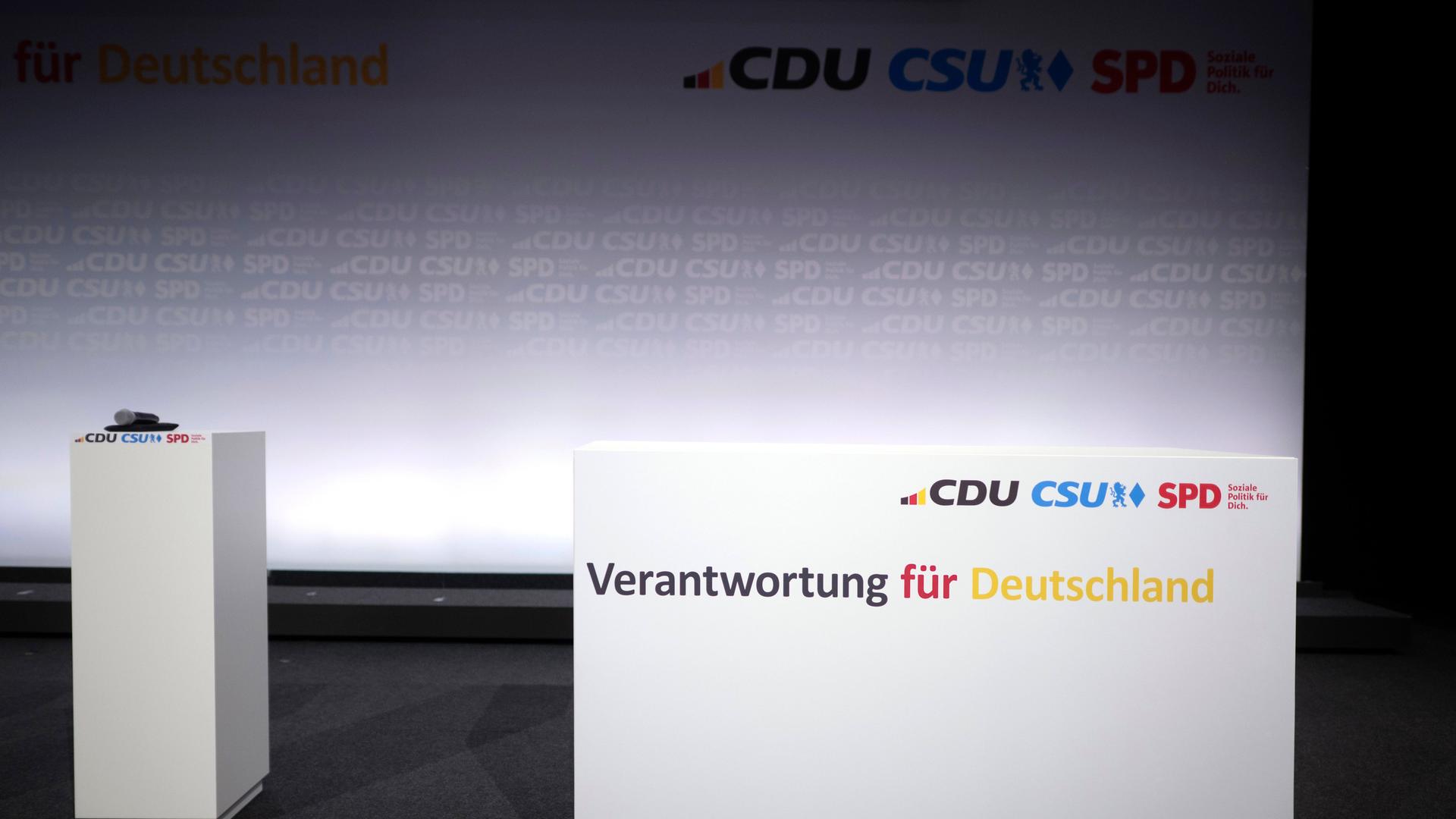 Am 05. Mai 2025 wird der Koalitionsvertrag offiziell unterschrieben. Auf einer Bühne steht ein Podium. Darauf steht Verantwortung für Deutschland. Auf der Bühne sind keine Personen.