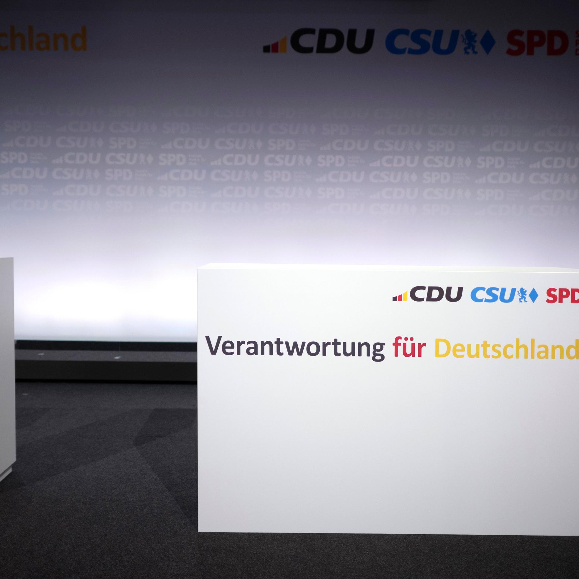 Am 05. Mai 2025 wird der Koalitionsvertrag offiziell unterschrieben. Auf einer Bühne steht ein Podium. Darauf steht Verantwortung für Deutschland. Auf der Bühne sind keine Personen.