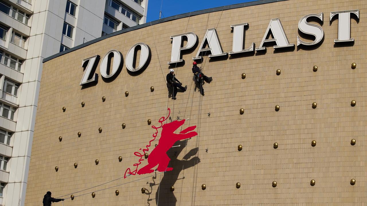 Der Berlinale-Bär wird an die Zoo-Palast-Fassade der Berlinale angebracht.