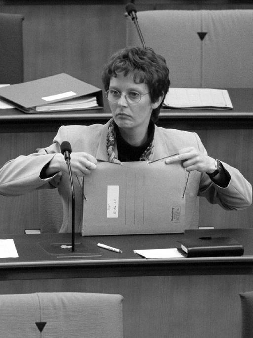 Frauenministerin Claudia Nolte sitzt 1997 alleine auf der Regierungsbank im Bonner Bundestag, in ihrer Hand Akten Frauenministerin Claudia Nolte sitzt 1997 alleine auf der Regierungsbank im Bonner Bundestag, in ihrer Hand Akten