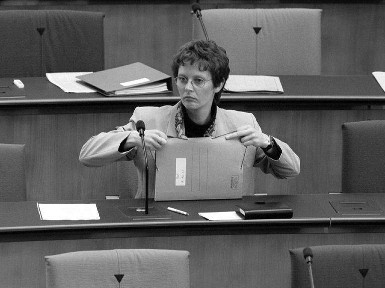 Frauenministerin Claudia Nolte sitzt 1997 alleine auf der Regierungsbank im Bonner Bundestag, in ihrer Hand Akten Frauenministerin Claudia Nolte sitzt 1997 alleine auf der Regierungsbank im Bonner Bundestag, in ihrer Hand Akten