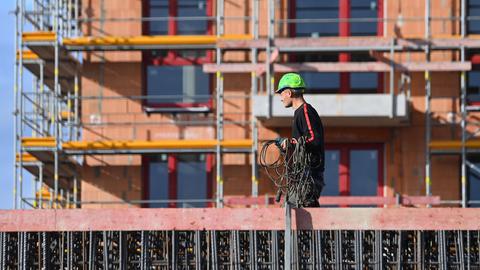 Bauarbeiter auf einer Großbaustelle eines Mehrfamilienhauses