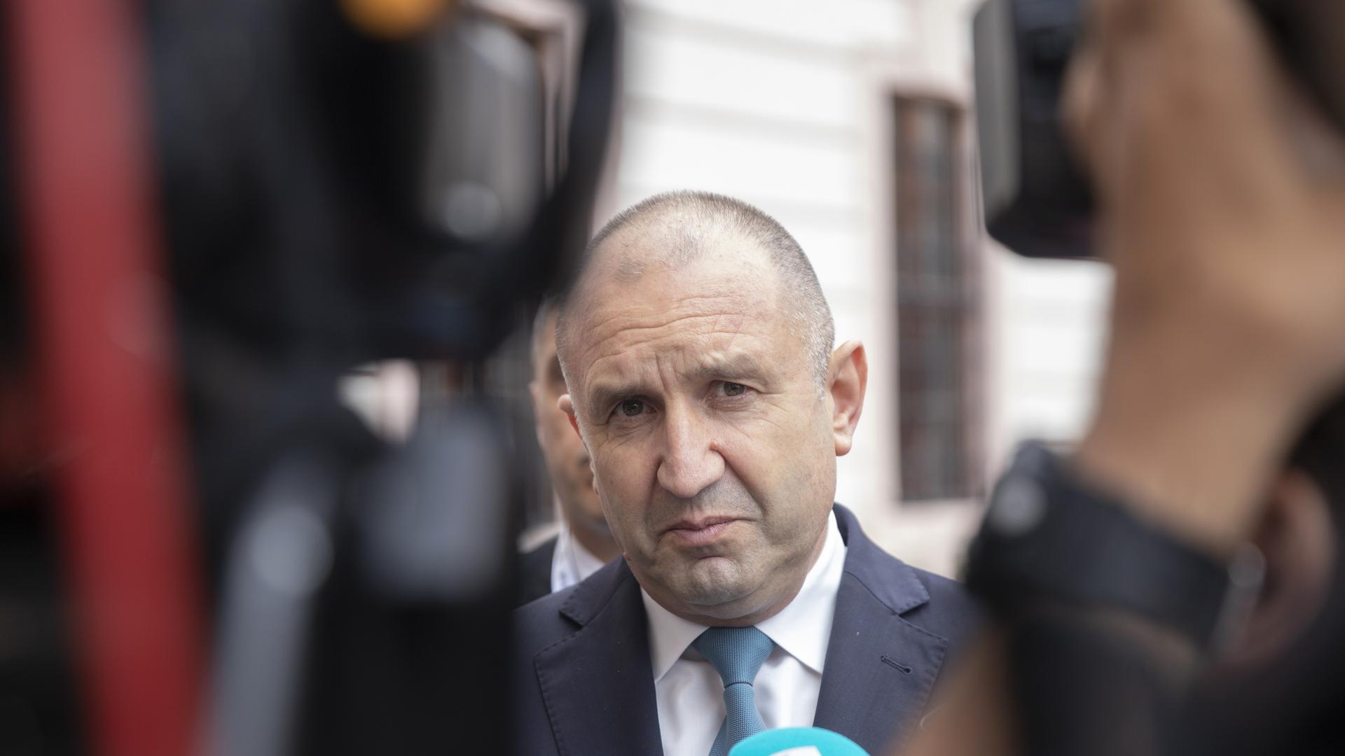 Rumen Radew vor Mikrofonen und Kameras. Er blickt ernst.