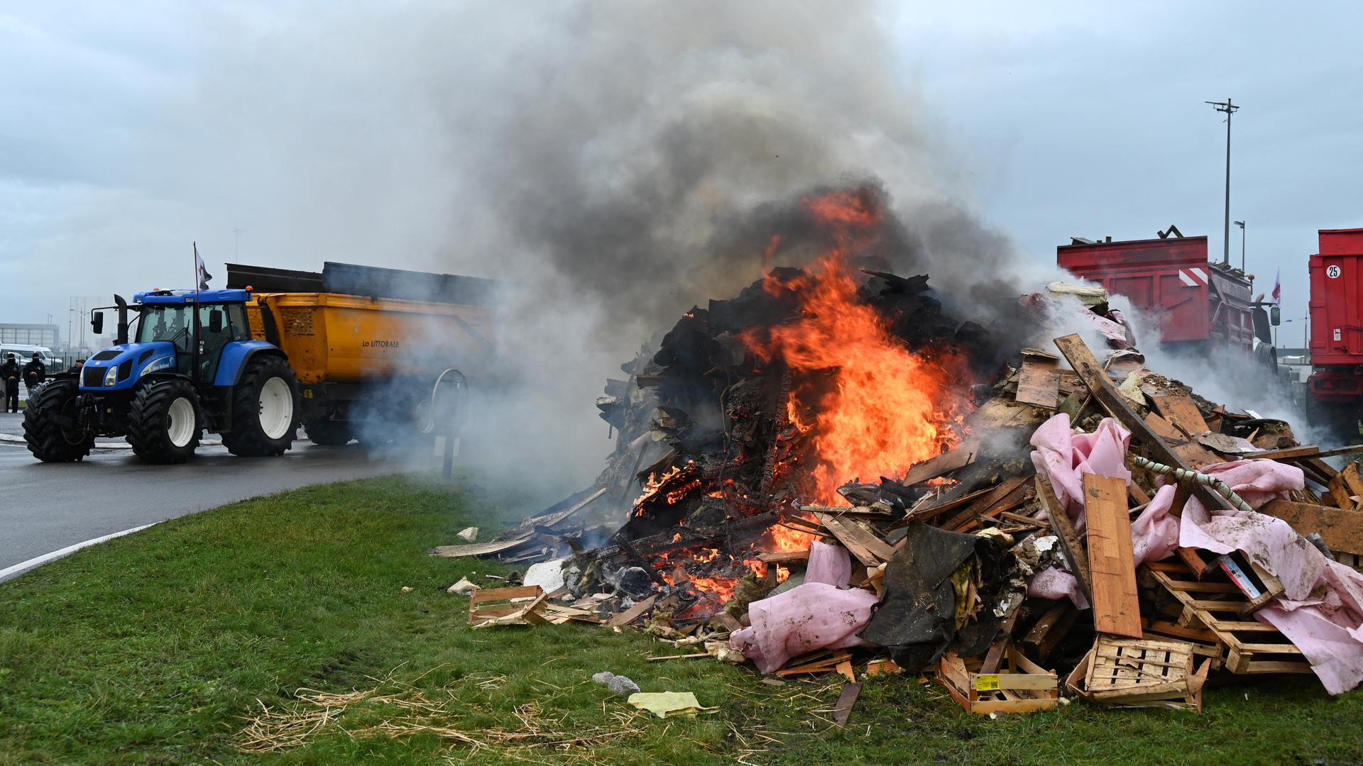 Landwirte legen Feuer, während sie am 15. Januar 2026 im Hafen von Dünkirchen in Loon-Plage nahe Dünkirchen gegen das EU-Mercosur-Handelsabkommen protestieren. Landwirte legen Feuer, während sie am 15. Januar 2026 im Hafen von Dünkirchen in Loon-Plage nahe Dünkirchen gegen das EU-Mercosur-Handelsabkommen protestieren.