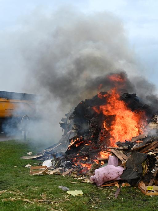 Landwirte legen Feuer, während sie am 15. Januar 2026 im Hafen von Dünkirchen in Loon-Plage nahe Dünkirchen gegen das EU-Mercosur-Handelsabkommen protestieren.