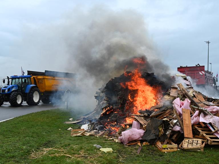 Landwirte legen Feuer, während sie am 15. Januar 2026 im Hafen von Dünkirchen in Loon-Plage nahe Dünkirchen gegen das EU-Mercosur-Handelsabkommen protestieren.
