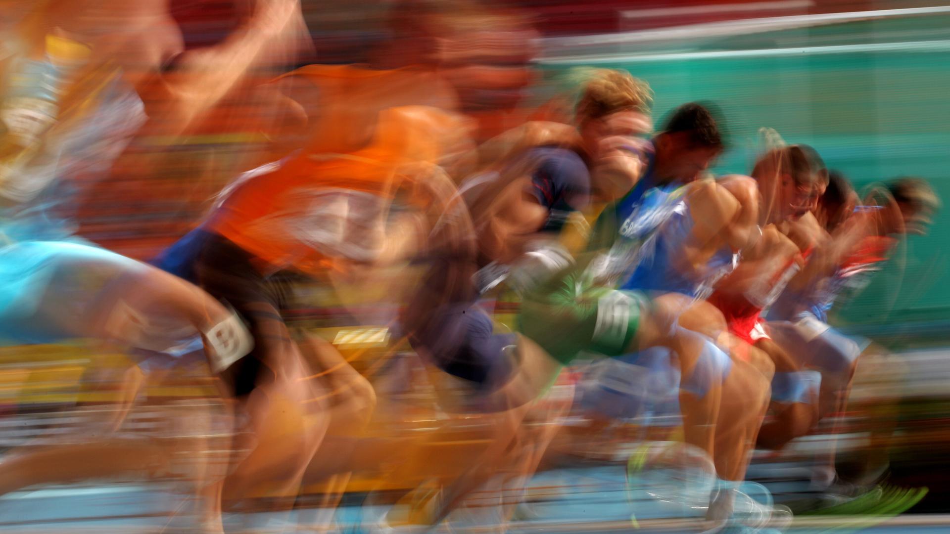 Der Start bei einem Wettlauf der Männer bei der Leichtathletik WM 2013. Durch die Bewegung ist das Bild extrem unscharf, es wirkt dadurch dynamisch.