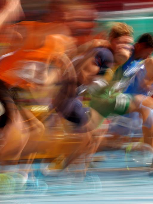 Der Start bei einem Wettlauf der Männer bei der Leichtathletik WM 2013. Durch die Bewegung ist das Bild extrem unscharf, es wirkt dadurch dynamisch. Der Start bei einem Wettlauf der Männer bei der Leichtathletik WM 2013. Durch die Bewegung ist das Bild extrem unscharf, es wirkt dadurch dynamisch.