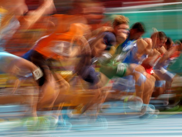 Der Start bei einem Wettlauf der Männer bei der Leichtathletik WM 2013. Durch die Bewegung ist das Bild extrem unscharf, es wirkt dadurch dynamisch. Der Start bei einem Wettlauf der Männer bei der Leichtathletik WM 2013. Durch die Bewegung ist das Bild extrem unscharf, es wirkt dadurch dynamisch.