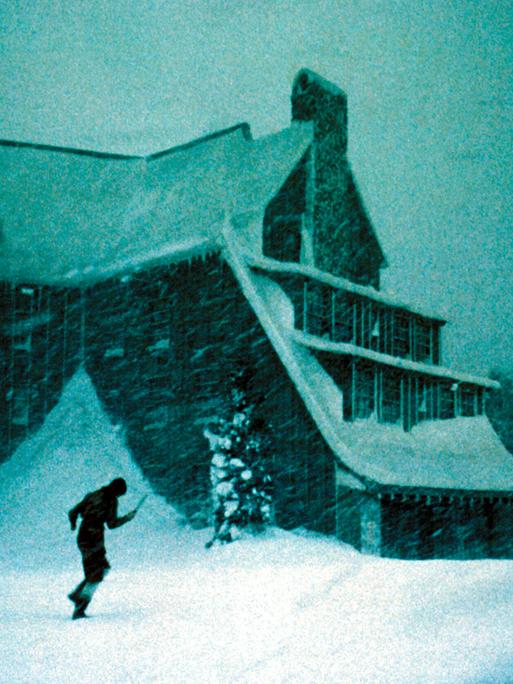 Dem Labyrinth entkommen und dem Ehemann: Shelley Duvall aka Wendy Torrance, Jacks Frau, auf dem Weg zurück. Mit Messer.