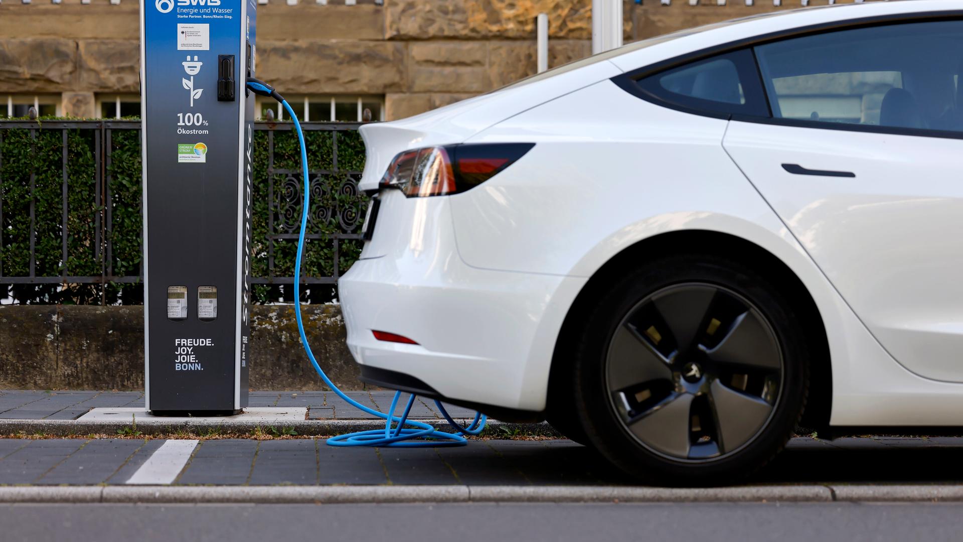 Tesla an der Ladesäule Tesla an der Ladesäule