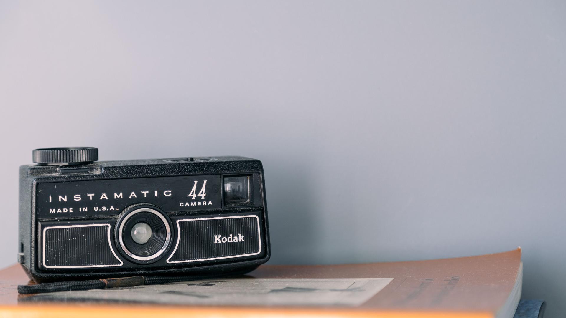 Eine alte Kodak Instamatic 44 auf einem Bücherstapel. Eine alte Kodak Instamatic 44 auf einem Bücherstapel.