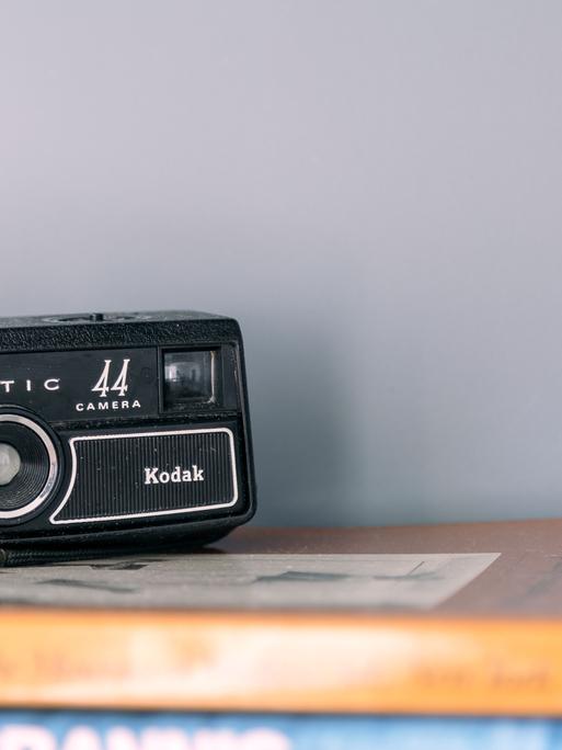 Eine alte Kodak Instamatic 44 auf einem Bücherstapel.