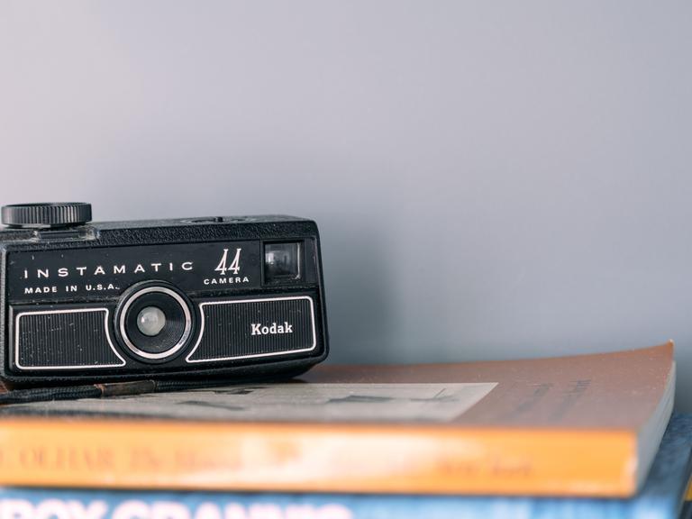 Eine alte Kodak Instamatic 44 auf einem Bücherstapel.