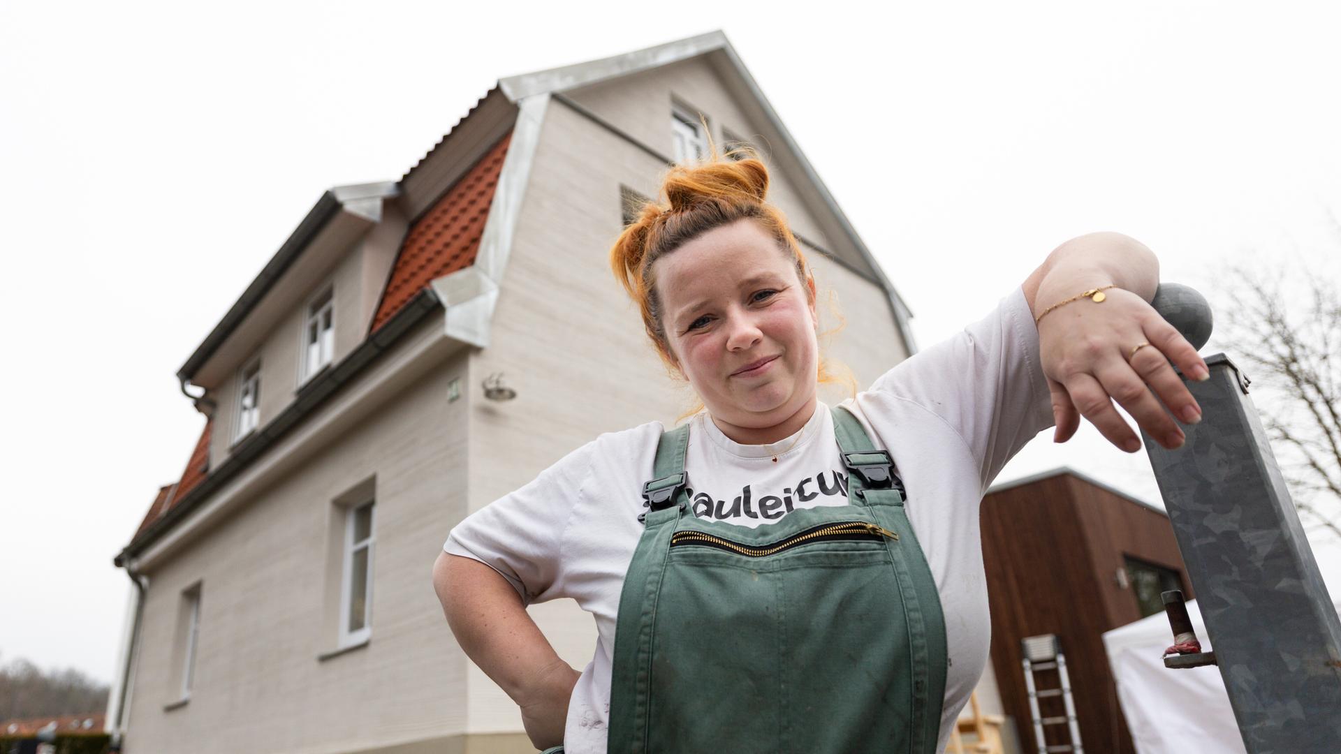 Cindy Speich posiert auf der Baustelle vor ihrem Haus (17.12.2025). Cindy Speich posiert auf der Baustelle vor ihrem Haus (17.12.2025).