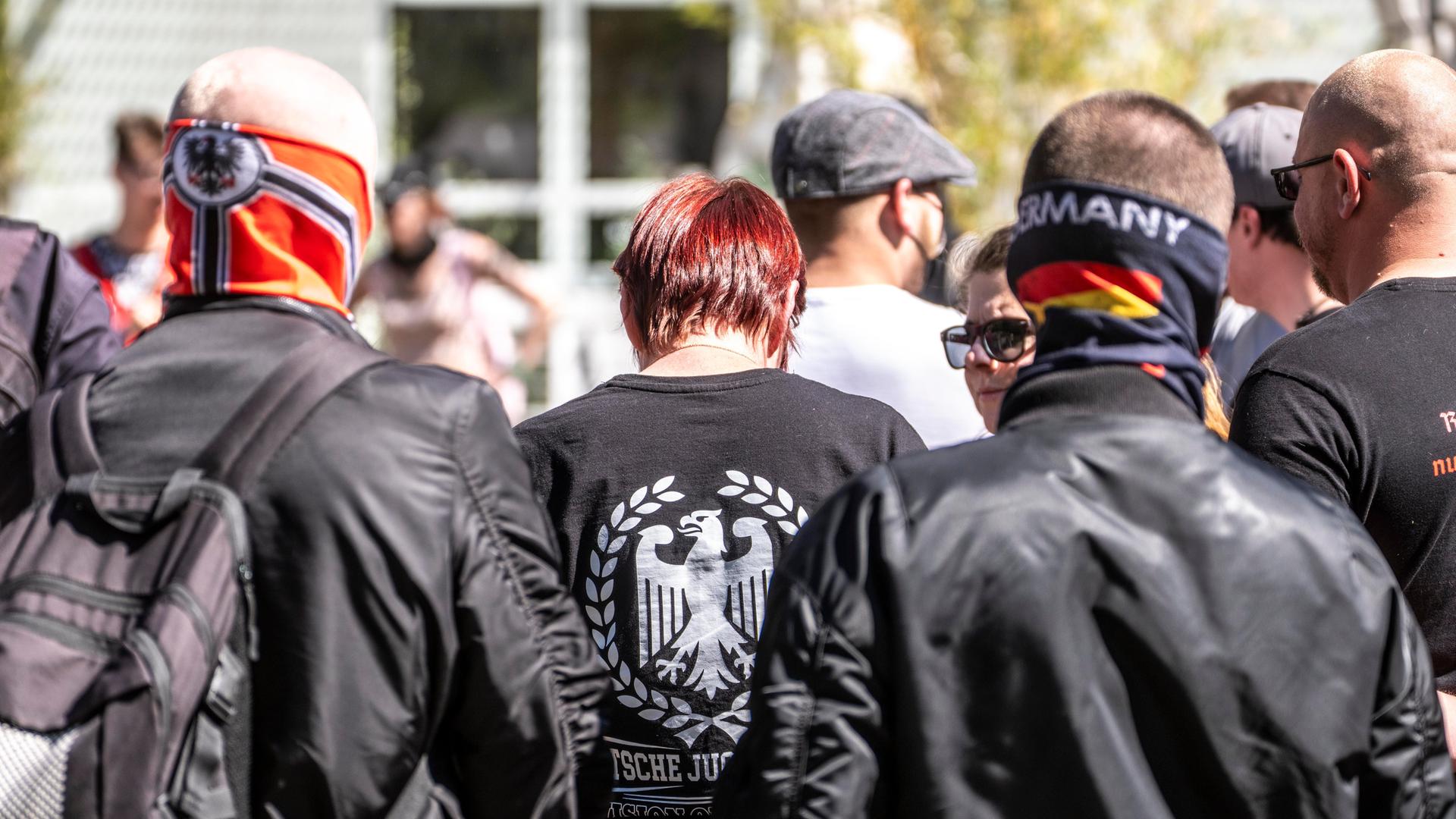 Teilweise vermummte Mitglieder und Anhänger, der Partei "Die Heimat", NPD-Nachfolger, demonstrieren am 1. Mai in der Innenstadt von Essen. Teilweise vermummte Mitglieder und Anhänger, der Partei "Die Heimat", NPD-Nachfolger, demonstrieren am 1. Mai in der Innenstadt von Essen.
