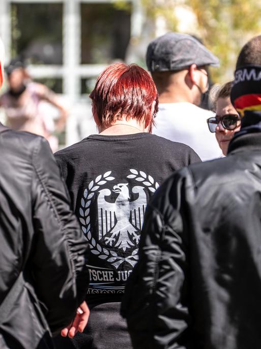 Teilweise vermummte Mitglieder und Anhänger, der Partei "Die Heimat", NPD-Nachfolger, demonstrieren am 1. Mai in der Innenstadt von Essen. Teilweise vermummte Mitglieder und Anhänger, der Partei "Die Heimat", NPD-Nachfolger, demonstrieren am 1. Mai in der Innenstadt von Essen.