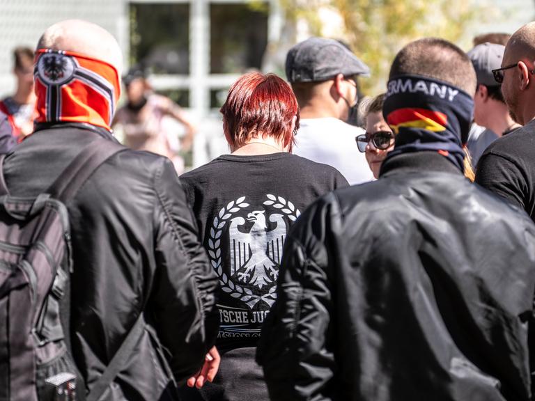 Teilweise vermummte Mitglieder und Anhänger, der Partei "Die Heimat", NPD-Nachfolger, demonstrieren am 1. Mai in der Innenstadt von Essen. Teilweise vermummte Mitglieder und Anhänger, der Partei "Die Heimat", NPD-Nachfolger, demonstrieren am 1. Mai in der Innenstadt von Essen.