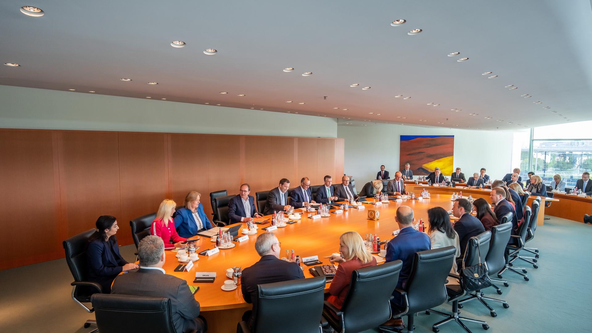 Ein Foto der Sitzung des Bundeskabinetts im Kanzleramt am 6. August 2025. Die Ministerinnen und Minister sowie der Bundeskanzler sitzen an einem großen ovalen Tisch. Ein Foto der Sitzung des Bundeskabinetts im Kanzleramt am 6. August 2025. Die Ministerinnen und Minister sowie der Bundeskanzler sitzen an einem großen ovalen Tisch.