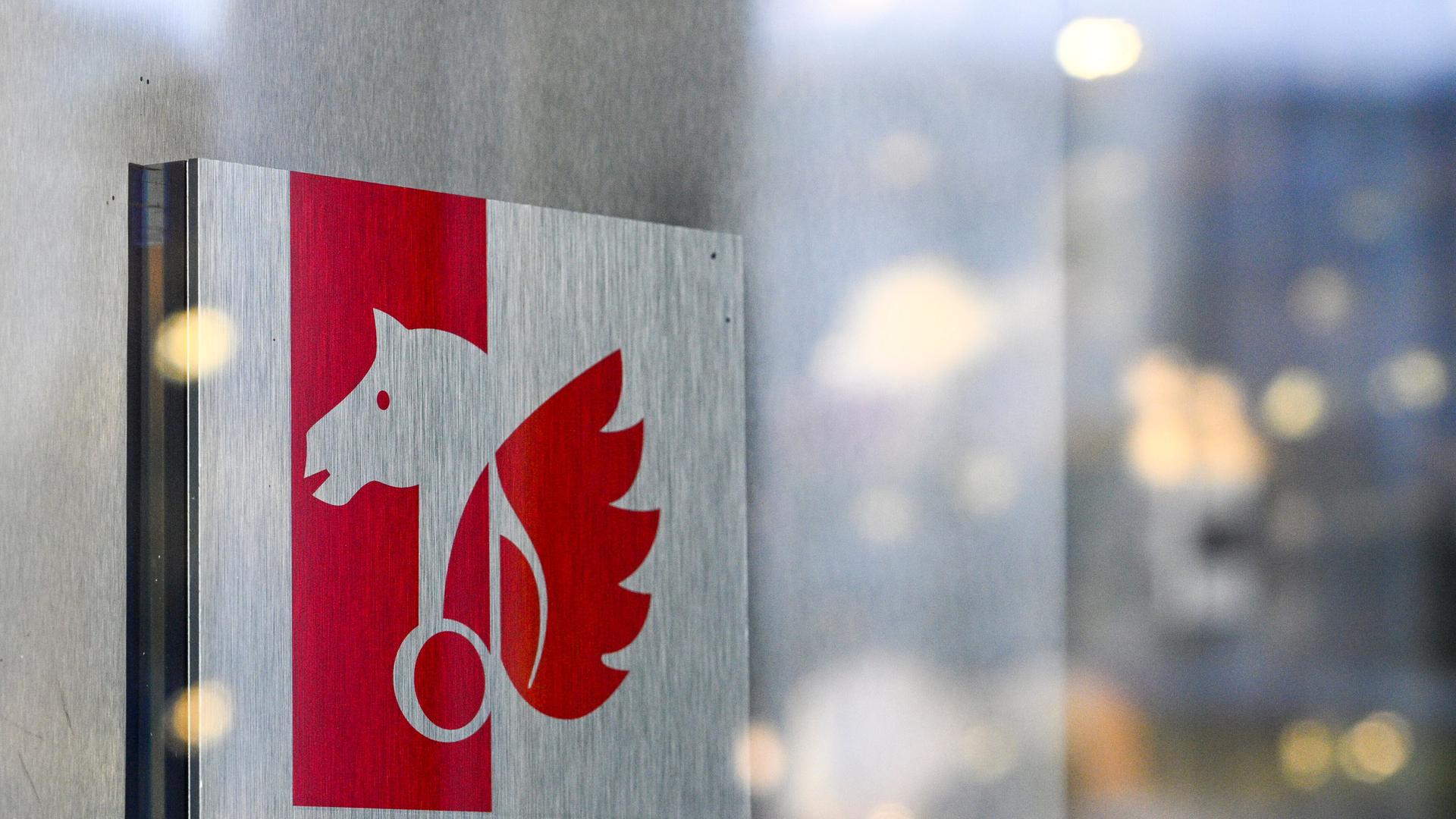 Das rote Logo (ein Pferdekopf und ein Flügel) und der Schriftzug der GEMA (Gesellschaft für musikalische Aufführungs- und mechanische Vervielfältigungsrechte)