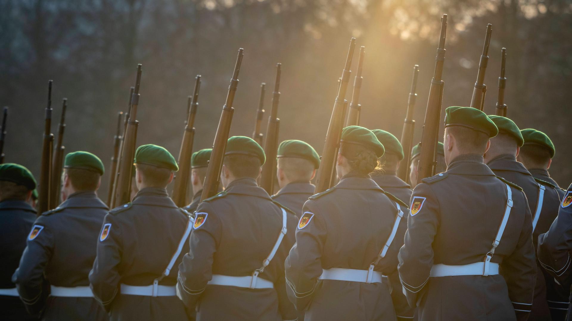 Soldatinnen und Soldaten des Wachbataillons der Bundeswehr treten an zu einem Empfang im Bendlerblock in Berlin.