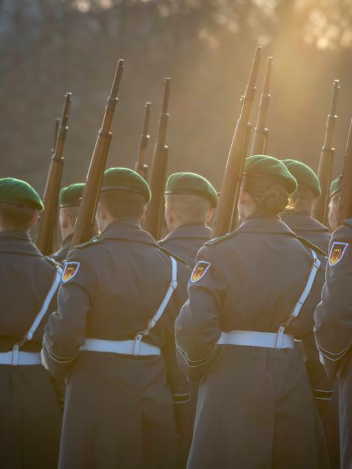 Soldatinnen und Soldaten des Wachbataillons der Bundeswehr treten an zu einem Empfang im Bendlerblock in Berlin, 10.02.2025