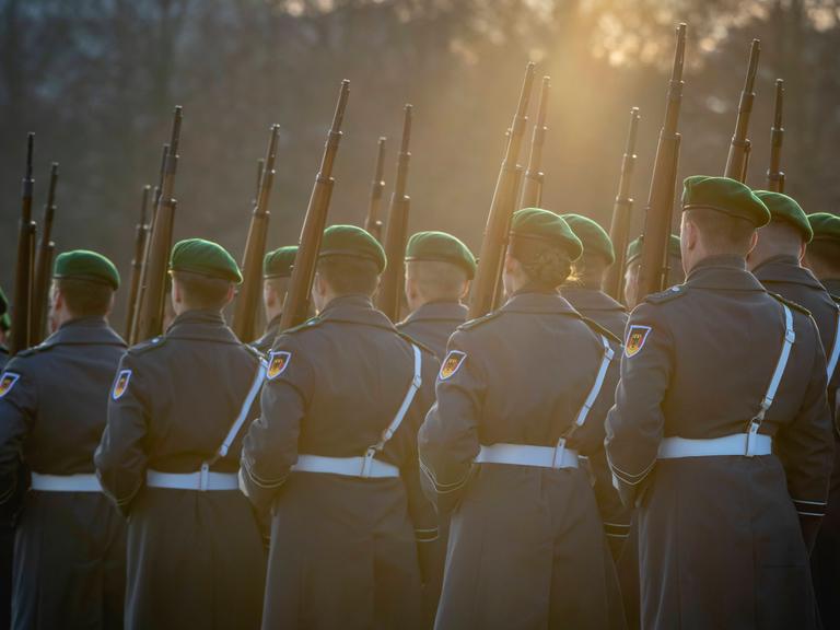 Soldatinnen und Soldaten des Wachbataillons der Bundeswehr treten an zu einem Empfang im Bendlerblock in Berlin, 10.02.2025