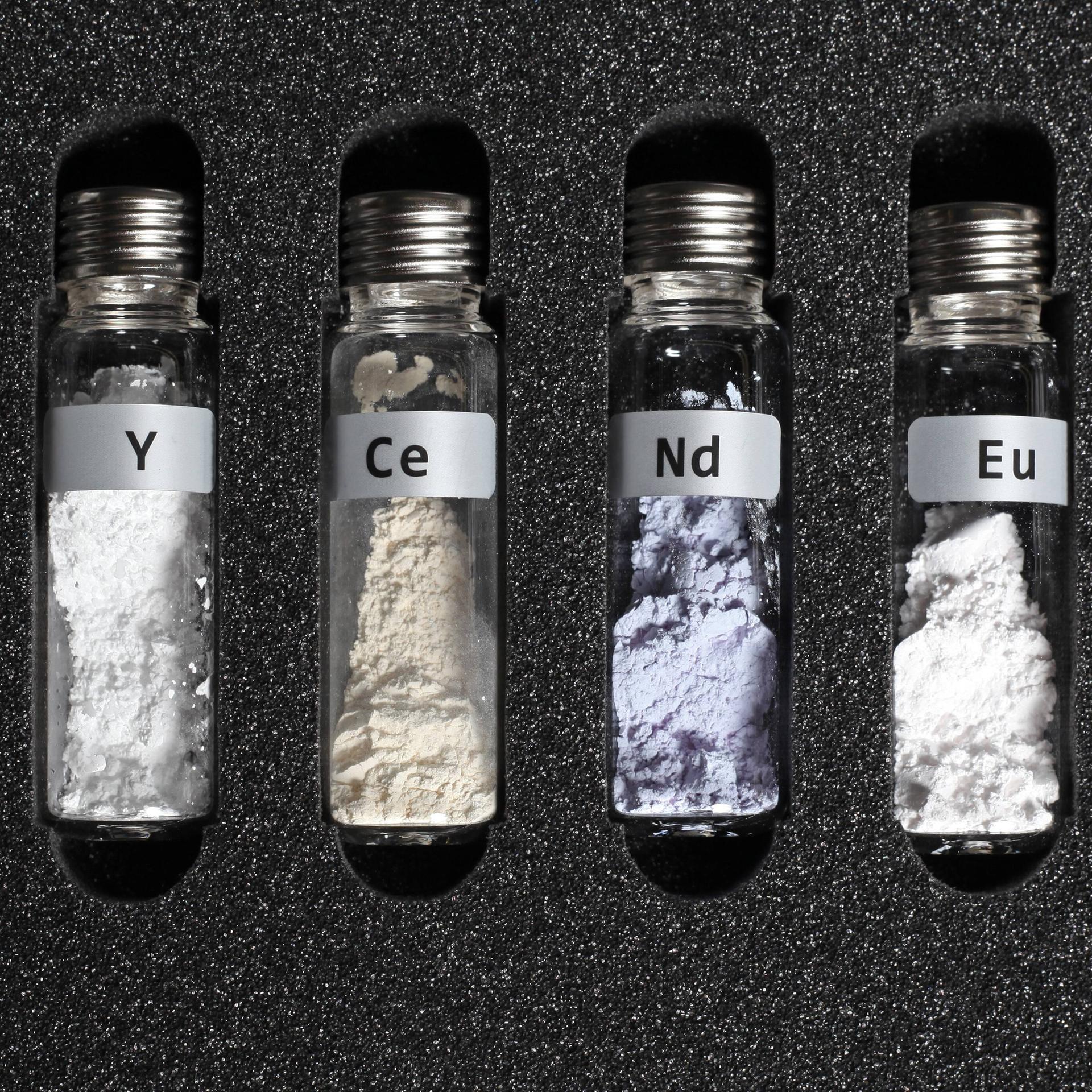Seltene Erden in kleinen Glasbehältern, die in einem schützenden Schaumstoff eingepasst sind