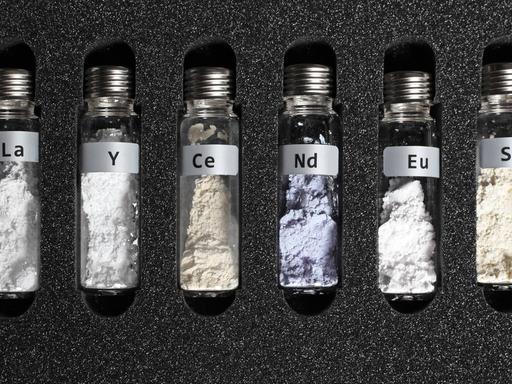 Seltene Erden in kleinen Glasbehältern, die in einem schützenden Schaumstoff eingepasst sind Seltene Erden in kleinen Glasbehältern, die in einem schützenden Schaumstoff eingepasst sind