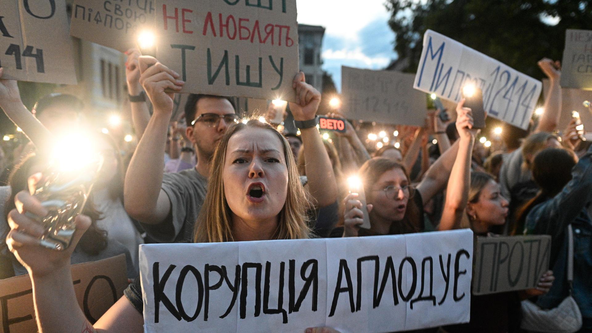 Kiewer Bürger nehmen an einer Kundgebung gegen die Umsetzung des Gesetzentwurfs Nr. 12414 teil, der die Arbeit der Sonderstaatsanwaltschaft zur Korruptionsbekämpfung und des Nationalen Antikorruptionsbüros in Kiew am 22. Juli 2025 regelt. Die…