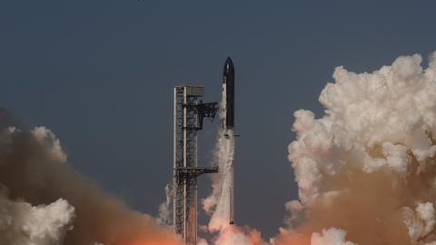Eine SpaceX "Starship" Rakete beim Abheben.