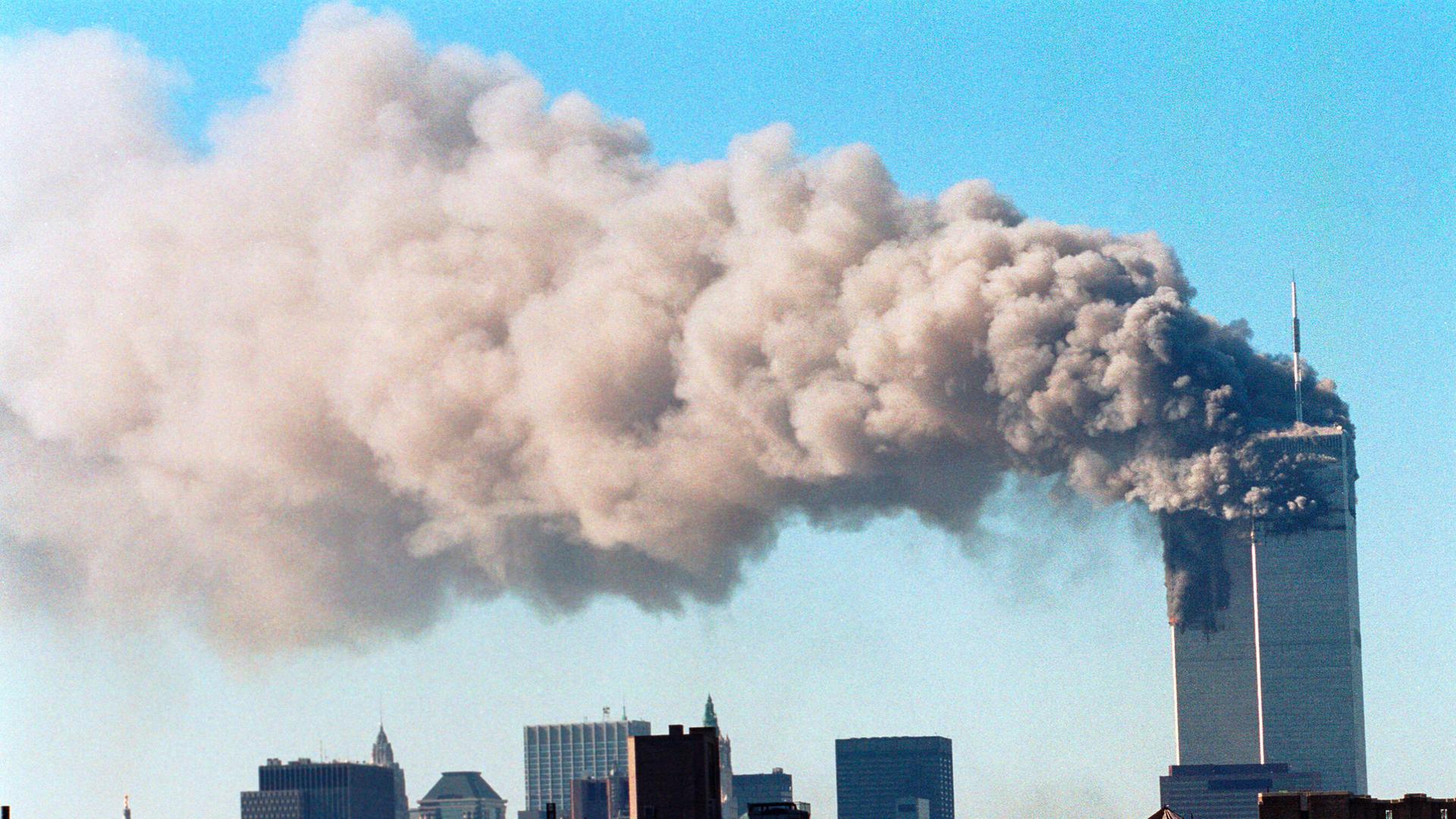 Rauch steigt aus dem World Trade Center in New York bei den Anschlägen vom 11. September 2001 Rauch steigt aus dem World Trade Center in New York bei den Anschlägen vom 11. September 2001