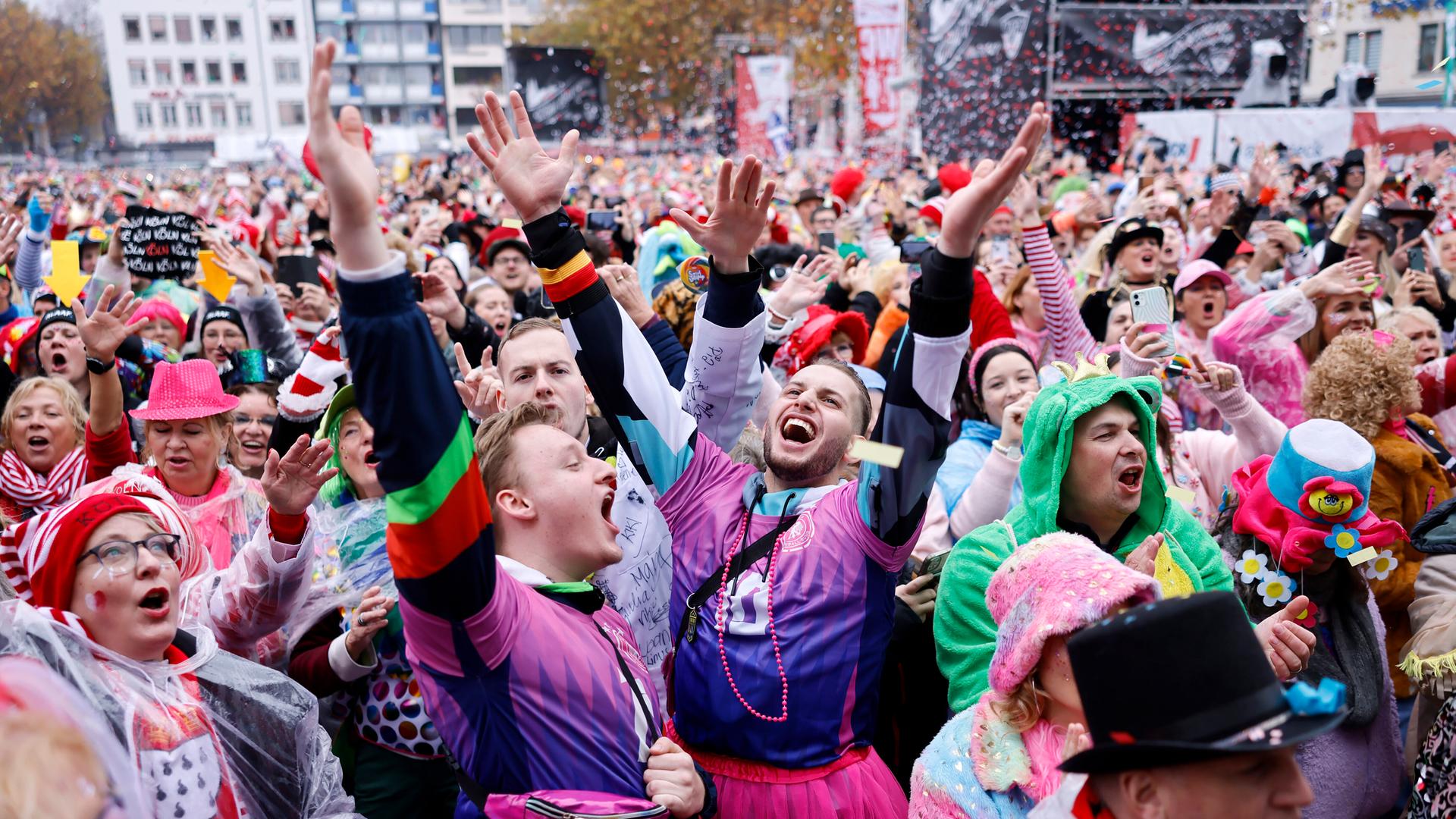 Jecken und Narren feiern ausgelassen auf dem Heumarkt in Köln (11.11.2024) Jecken und Narren feiern ausgelassen auf dem Heumarkt in Köln (11.11.2024)