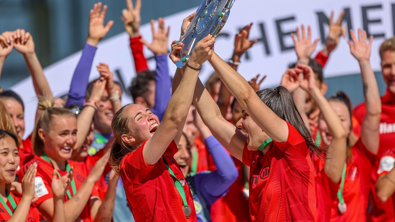 Die Fußballspielerinnen vom FC Bayern München feiern mit der Meisterschale den Sieg der Deutschen Meisterschaft 2024/25.