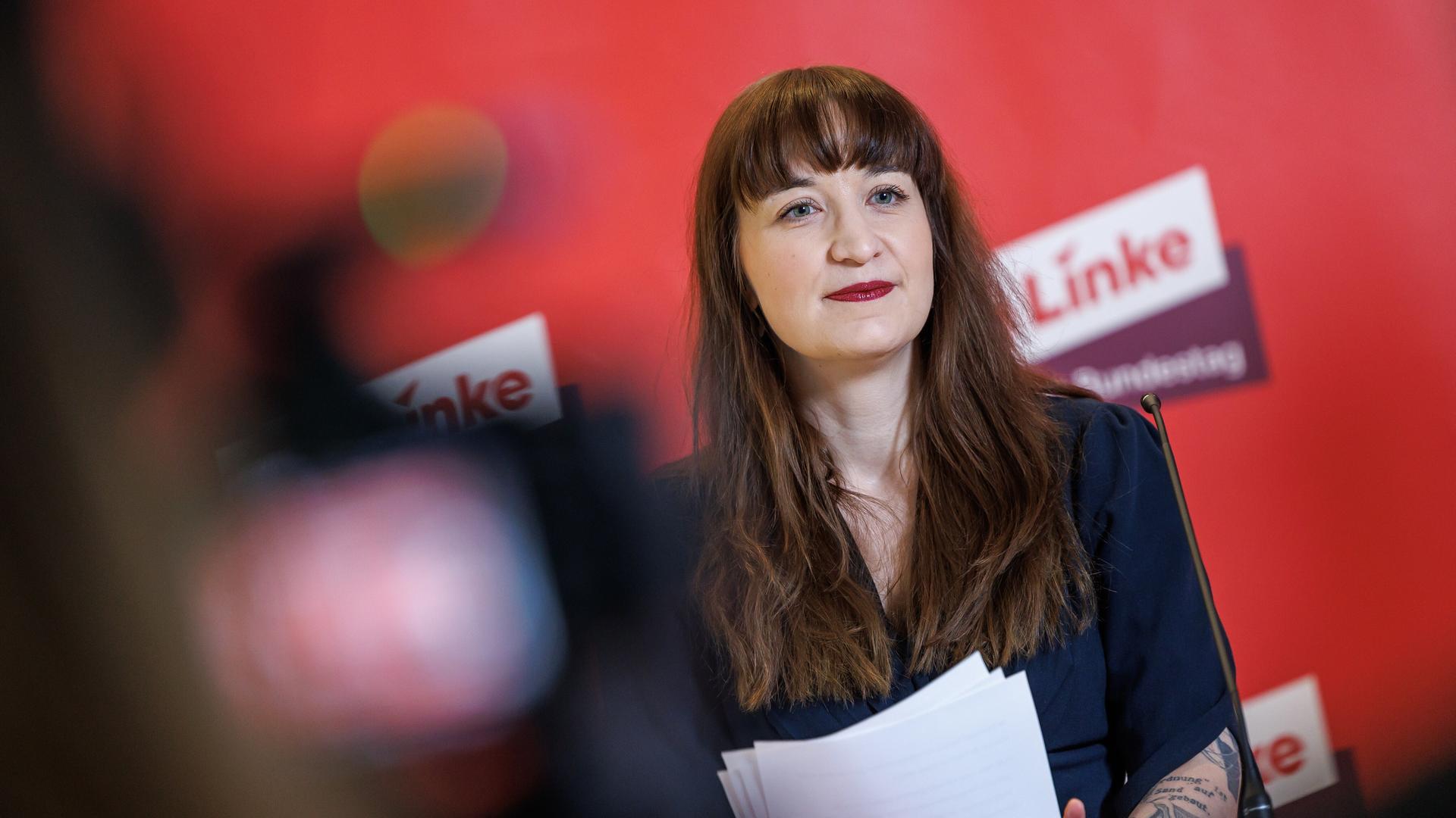 Heidi Reichinnek bei einem Statement am 28.11.25s, sie ist Vorsitzende der Fraktion Die Linke im Bundestag