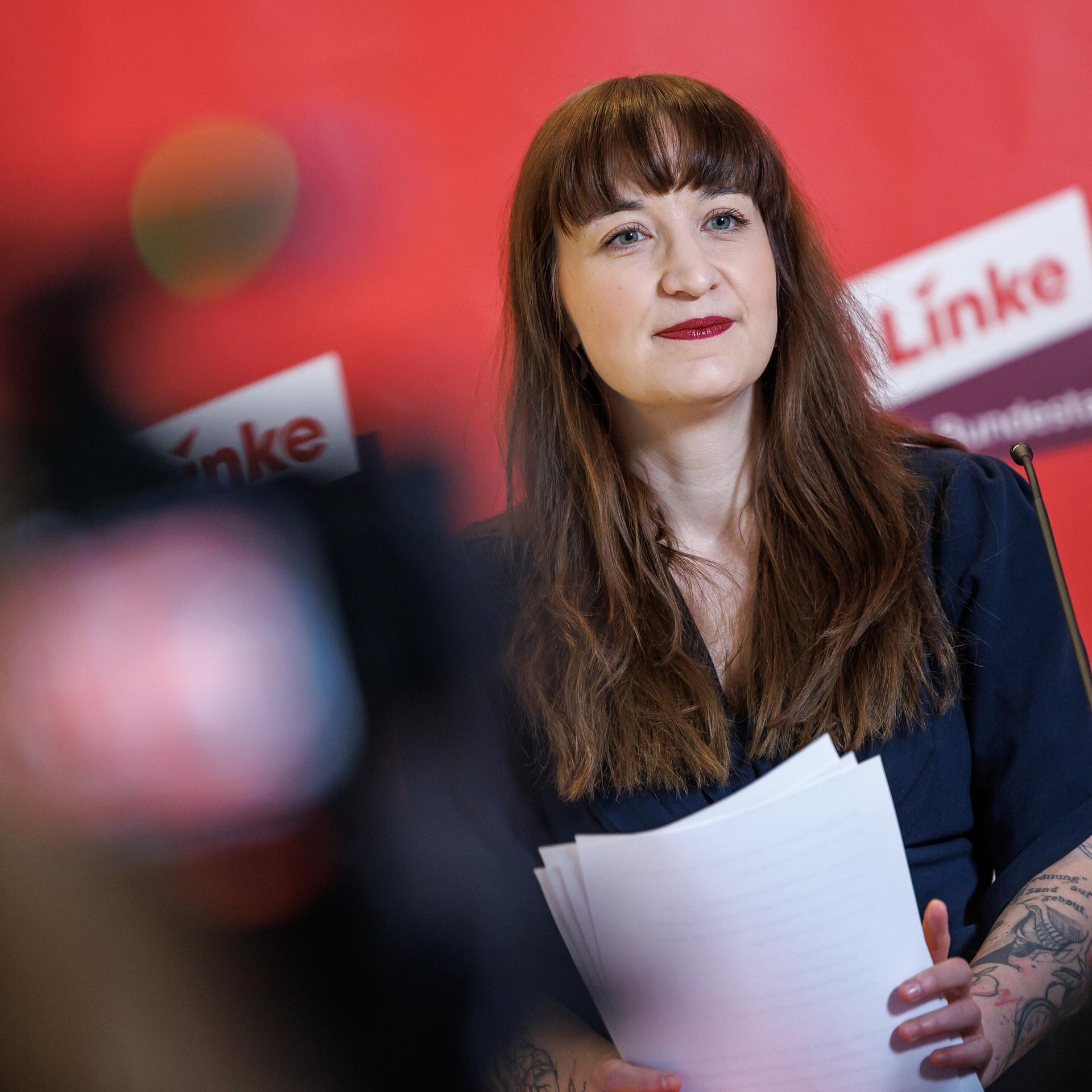 Heidi Reichinnek bei einem Statement am 28.11.25, sie ist Vorsitzende der Fraktion Die Linke im Bundestag